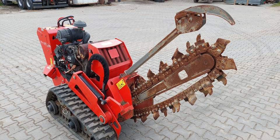 Koparka łańcuchowa Ditch Witch C24X 24 KM Honda - Árokásó: 4 kép. Koparka łańcuchowa Ditch Witch C24X 24 KM Honda - Árokásó: 4 kép.