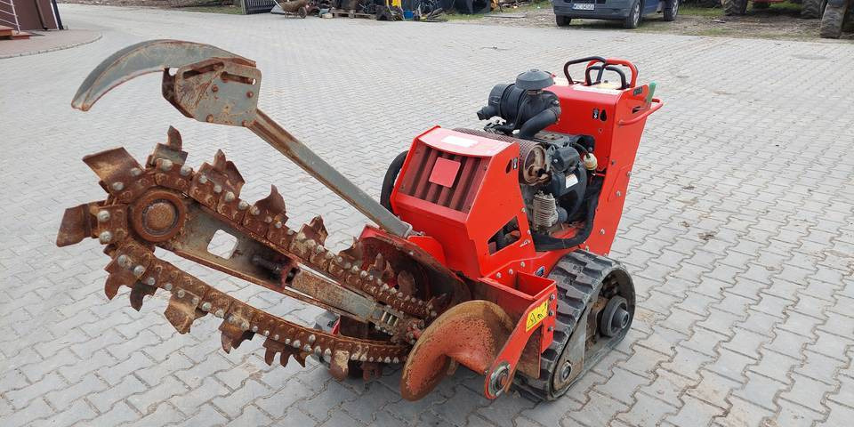 Koparka łańcuchowa Ditch Witch C24X 24 KM Honda - Árokásó: 2 kép. Koparka łańcuchowa Ditch Witch C24X 24 KM Honda - Árokásó: 2 kép.