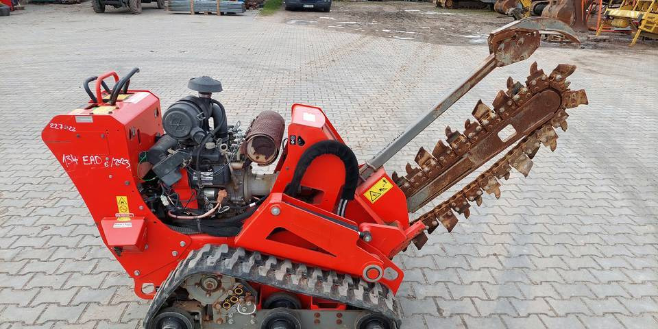 Koparka łańcuchowa Ditch Witch C24X 24 KM Honda - Árokásó: 5 kép. Koparka łańcuchowa Ditch Witch C24X 24 KM Honda - Árokásó: 5 kép.