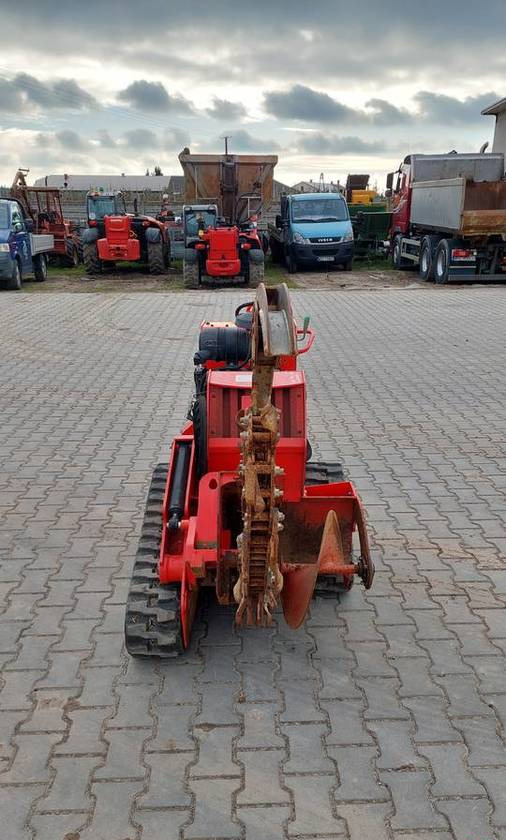 Koparka łańcuchowa Ditch Witch C24X 24 KM Honda - Árokásó: 3 kép. Koparka łańcuchowa Ditch Witch C24X 24 KM Honda - Árokásó: 3 kép.