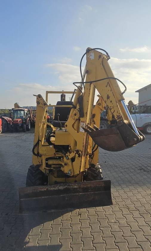 Koparka łańcuchowa Vermeer V3550 przesuw ramie kopiące pług - Árokásó: 3 kép. Koparka łańcuchowa Vermeer V3550 przesuw ramie kopiące pług - Árokásó: 3 kép.