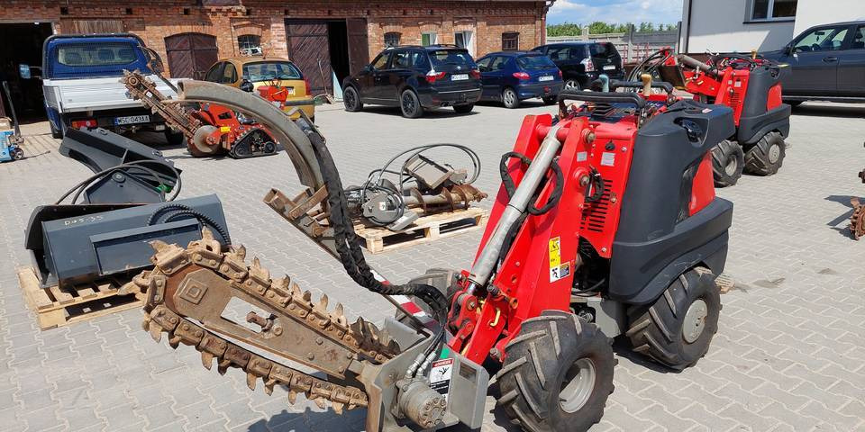 Koparka łańcuchowa miniładowarka Ditch Witch R300 wiertnica - Árokásó: 1 kép. Koparka łańcuchowa miniładowarka Ditch Witch R300 wiertnica - Árokásó: 1 kép.