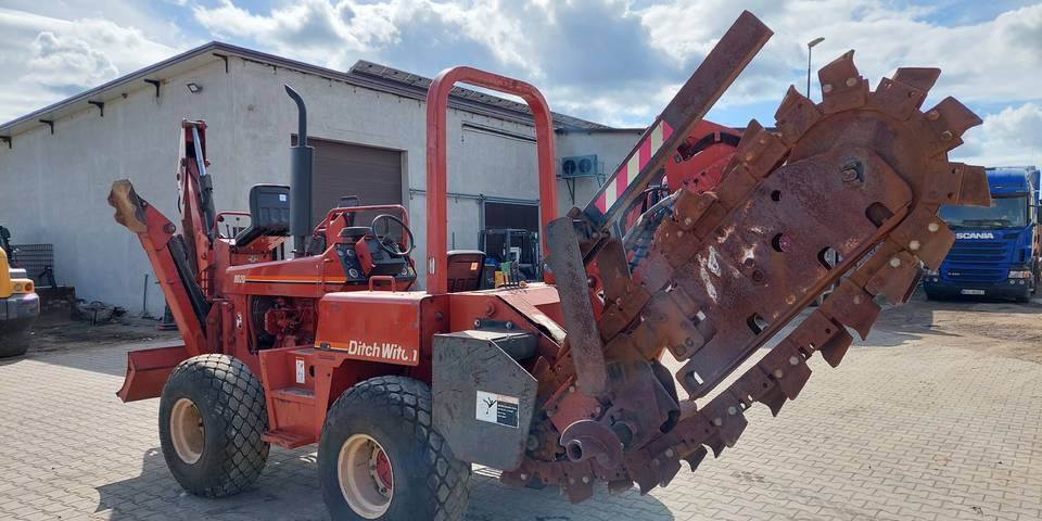 Koparka łańcuchowa pługoukładacz Ditch Witch 8020 Combo - Árokásó: 5 kép. Koparka łańcuchowa pługoukładacz Ditch Witch 8020 Combo - Árokásó: 5 kép.