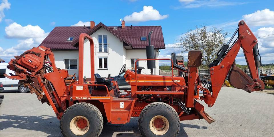 Koparka łańcuchowa pługoukładacz Ditch Witch 8020 Combo - Árokásó: 1 kép. Koparka łańcuchowa pługoukładacz Ditch Witch 8020 Combo - Árokásó: 1 kép.