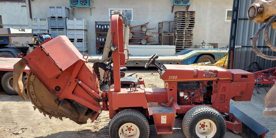 Koparka tarczowa Ditch Witch 3700DD łańcuchowa - Árokásó: 4 kép. Koparka tarczowa Ditch Witch 3700DD łańcuchowa - Árokásó: 4 kép.