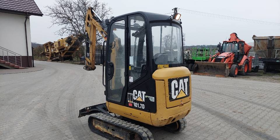 Minikoparka CAT 301.7D 2016 rok 1622h rozsuwane podwozie - Lánctalpas kotró: 2 kép. Minikoparka CAT 301.7D 2016 rok 1622h rozsuwane podwozie - Lánctalpas kotró: 2 kép.