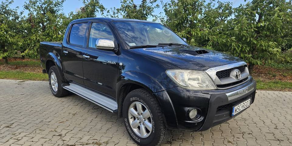 Toyota Hilux 3.0 SR5 automat 4x4 - Pickup: 3 kép. Toyota Hilux 3.0 SR5 automat 4x4 - Pickup: 3 kép.