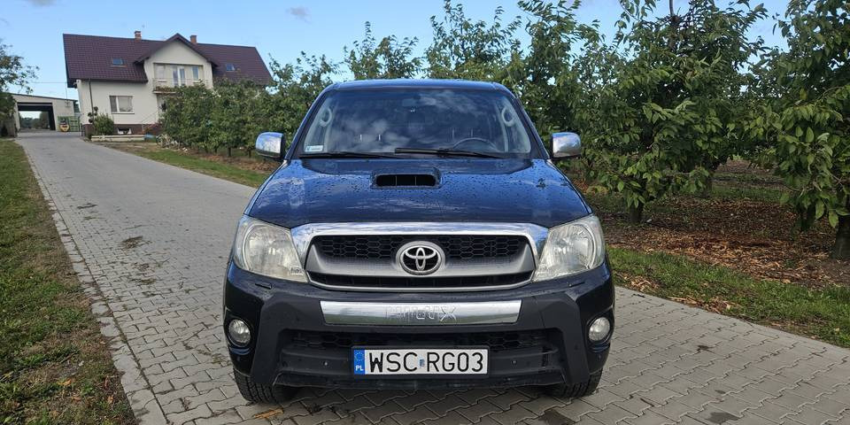 Toyota Hilux 3.0 SR5 automat 4x4 - Pickup: 2 kép. Toyota Hilux 3.0 SR5 automat 4x4 - Pickup: 2 kép.