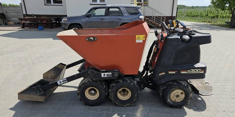 Wozidło samozaładowcze Ditch Witch R300 koparka łańcuchowa - Minidömper: 1 kép. Wozidło samozaładowcze Ditch Witch R300 koparka łańcuchowa - Minidömper: 1 kép.