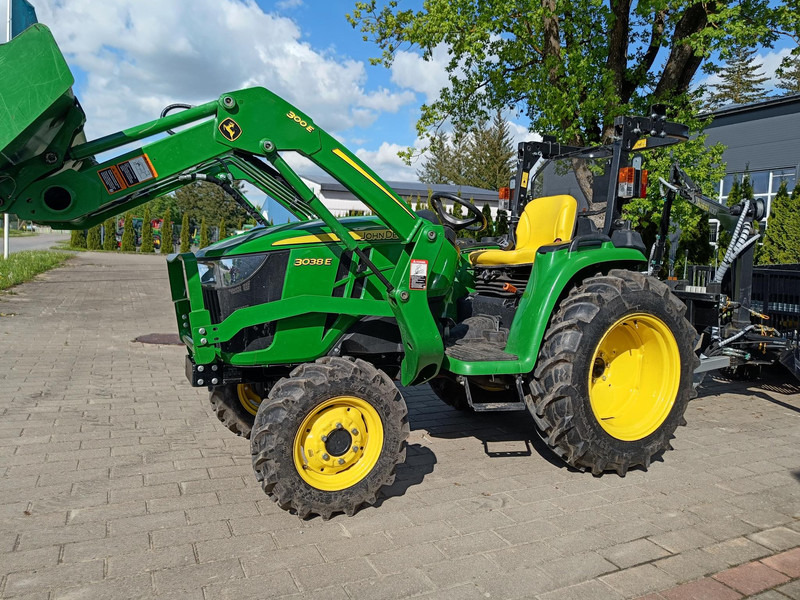 John Deere 3038E Vahva Jussi 400 - Traktor: 2 kép. John Deere 3038E Vahva Jussi 400 - Traktor: 2 kép.