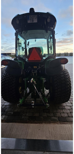 John Deere 4052R - Traktor: 5 kép. John Deere 4052R - Traktor: 5 kép.