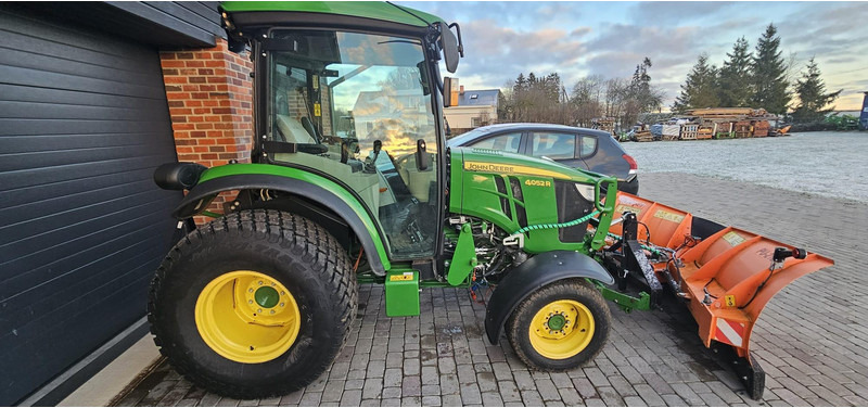 John Deere 4052R - Traktor: 1 kép. John Deere 4052R - Traktor: 1 kép.