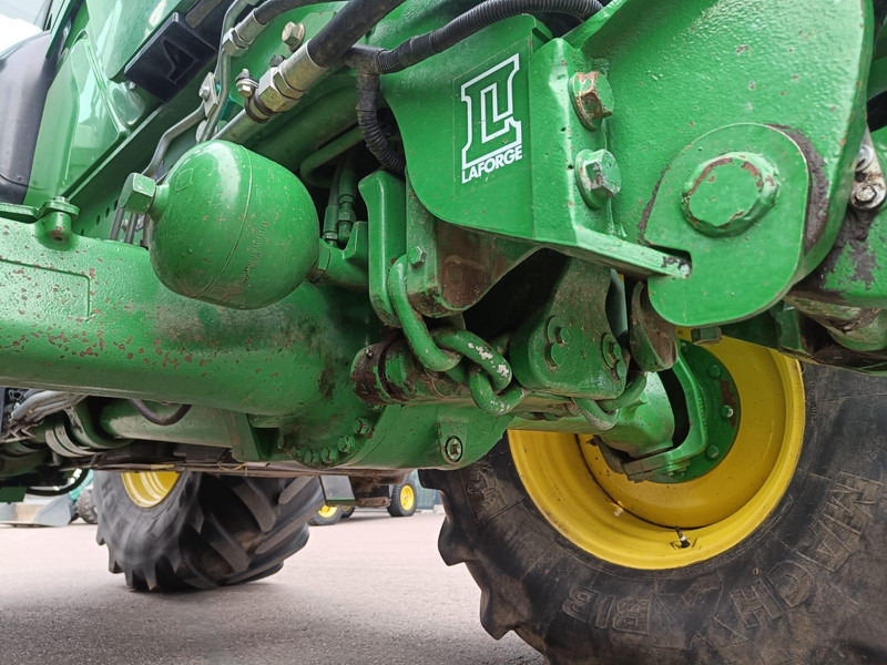 Traktor John Deere 6215R: 11 kép.