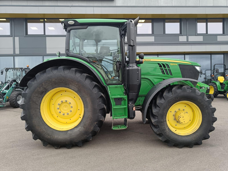 John Deere 6215R - Traktor: 2 kép. John Deere 6215R - Traktor: 2 kép.
