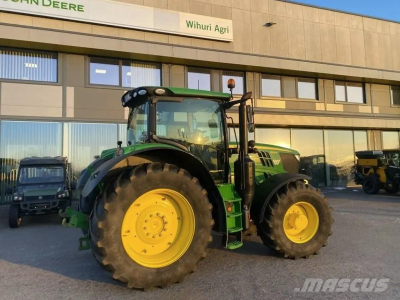 John Deere 6215R - Traktor: 1 kép. John Deere 6215R - Traktor: 1 kép.