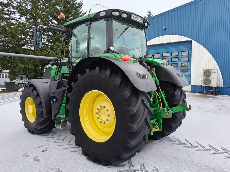 John Deere 6215R - Traktor: 5 kép. John Deere 6215R - Traktor: 5 kép.