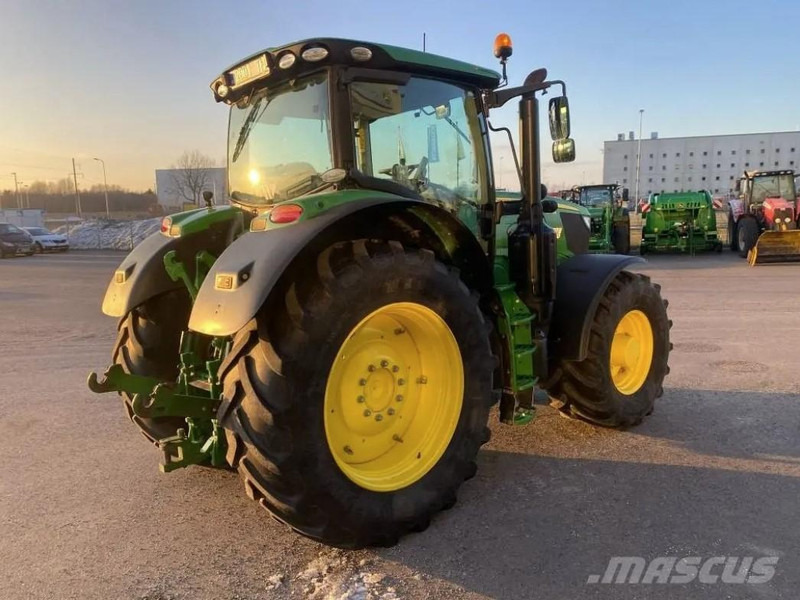 John Deere 6215R - Traktor: 3 kép. John Deere 6215R - Traktor: 3 kép.