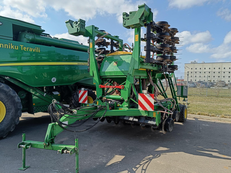 John Deere 750 A - Precíziós vetőgép: 2 kép. John Deere 750 A - Precíziós vetőgép: 2 kép.