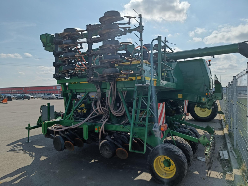 John Deere 750 A - Precíziós vetőgép: 3 kép. John Deere 750 A - Precíziós vetőgép: 3 kép.