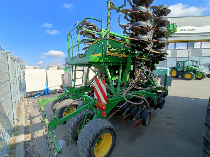 John Deere 750 A - Precíziós vetőgép: 4 kép. John Deere 750 A - Precíziós vetőgép: 4 kép.