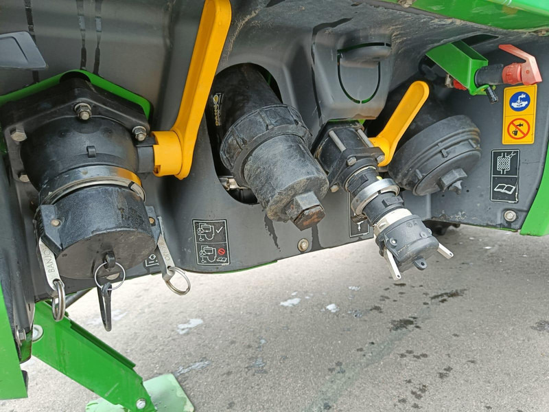 Vontatott permetezők John Deere R962i: 12 kép. Vontatott permetezők John Deere R962i: 12 kép.