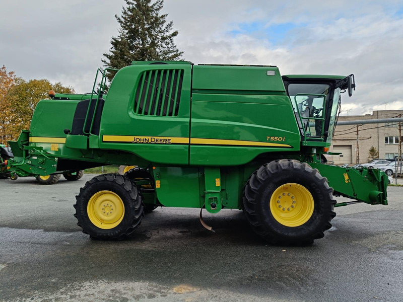 John Deere T550 - Kombájn: 2 kép. John Deere T550 - Kombájn: 2 kép.