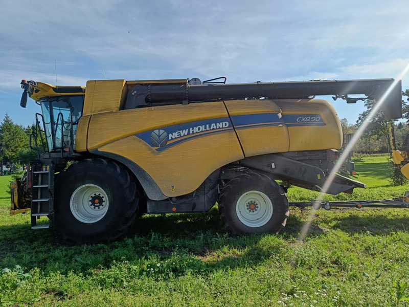 New Holland CX 8.90 - Kombájn: 2 kép. New Holland CX 8.90 - Kombájn: 2 kép.