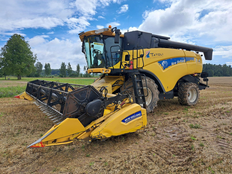 New Holland CX 8080 - Kombájn: 2 kép. New Holland CX 8080 - Kombájn: 2 kép.