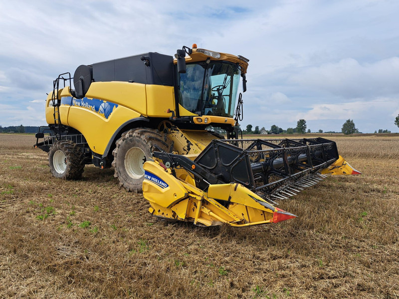 New Holland CX 8080 - Kombájn: 1 kép. New Holland CX 8080 - Kombájn: 1 kép.