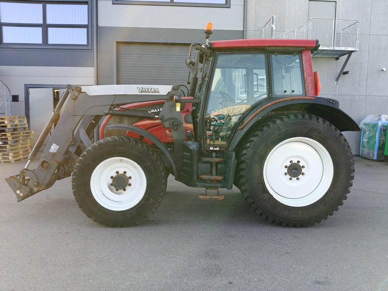Valtra N101 - Traktor: 2 kép. Valtra N101 - Traktor: 2 kép.