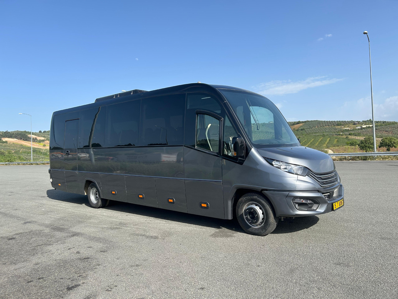 IVECO DAILY - RIGHT HAND DRIVE TOURISTIC VEHICLE - Távolsági busz: 2 kép. IVECO DAILY - RIGHT HAND DRIVE TOURISTIC VEHICLE - Távolsági busz: 2 kép.