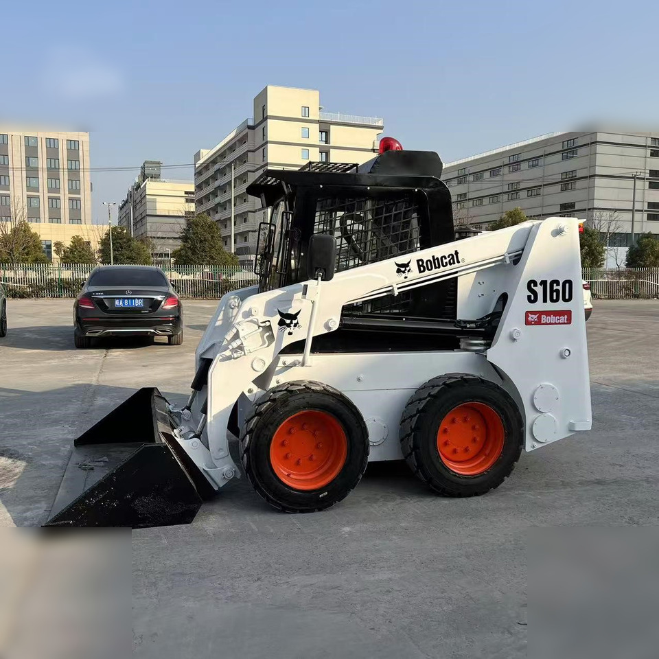 BOBCAT S160 - Mini homlokrakodó: 1 kép. BOBCAT S160 - Mini homlokrakodó: 1 kép.