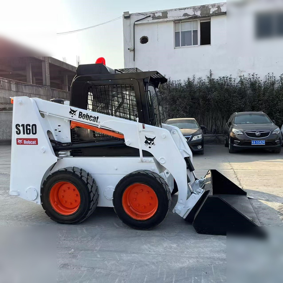 BOBCAT S160 - Mini homlokrakodó: 2 kép. BOBCAT S160 - Mini homlokrakodó: 2 kép.