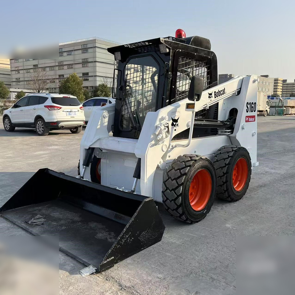 BOBCAT S160 - Mini homlokrakodó: 3 kép. BOBCAT S160 - Mini homlokrakodó: 3 kép.
