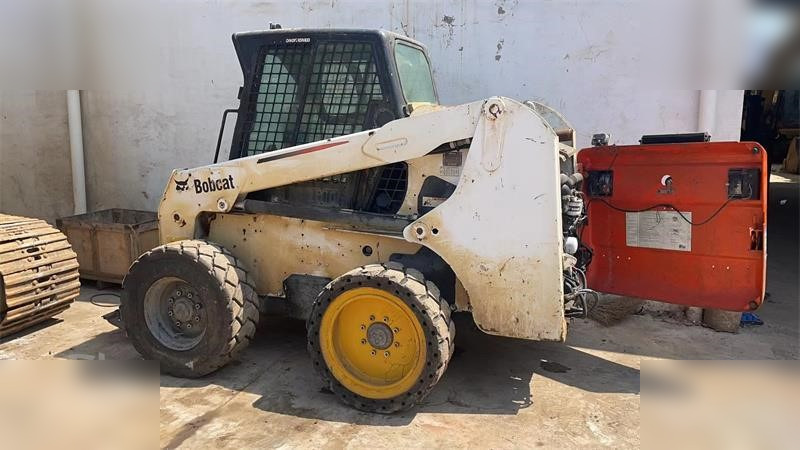 BOBCAT S220 - Mini homlokrakodó: 1 kép. BOBCAT S220 - Mini homlokrakodó: 1 kép.
