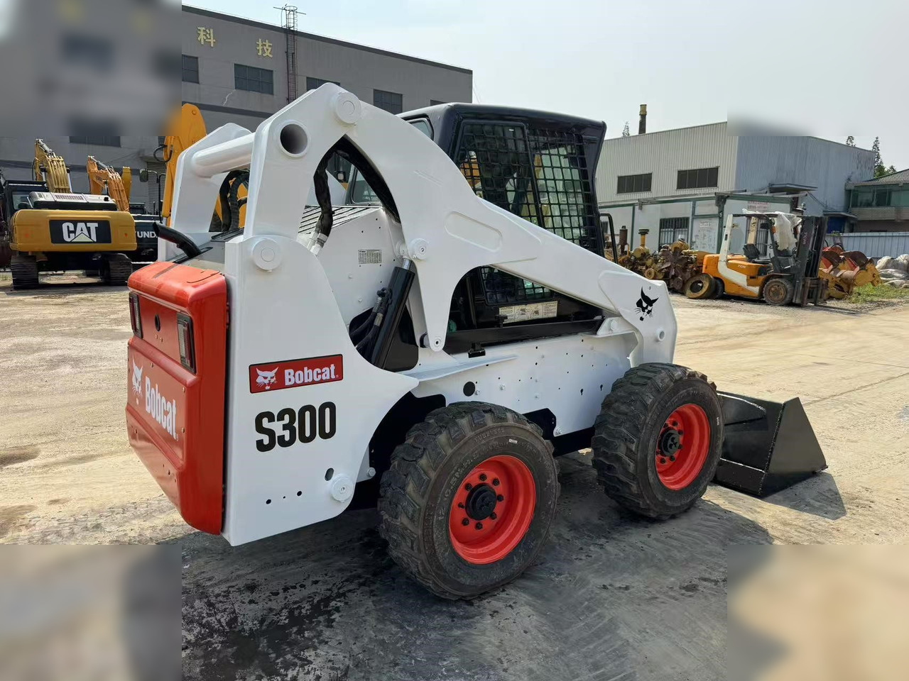 BOBCAT S300 - Mini homlokrakodó: 3 kép. BOBCAT S300 - Mini homlokrakodó: 3 kép.