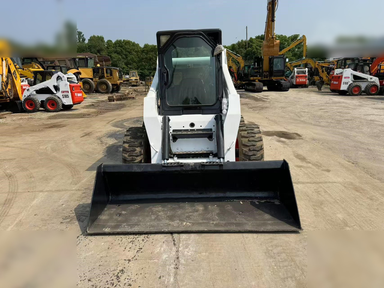 BOBCAT S300 - Mini homlokrakodó: 2 kép. BOBCAT S300 - Mini homlokrakodó: 2 kép.