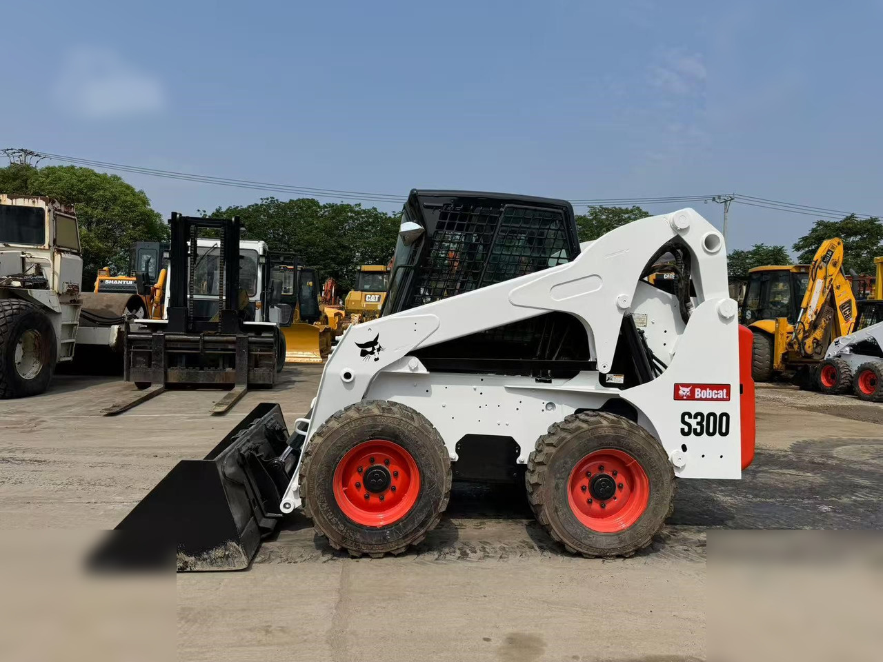 BOBCAT S300 - Mini homlokrakodó: 1 kép. BOBCAT S300 - Mini homlokrakodó: 1 kép.
