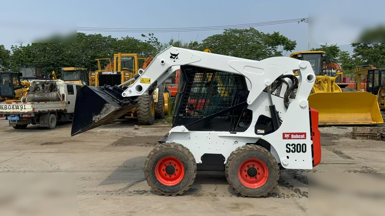 BOBCAT S300 - Mini homlokrakodó: 4 kép. BOBCAT S300 - Mini homlokrakodó: 4 kép.