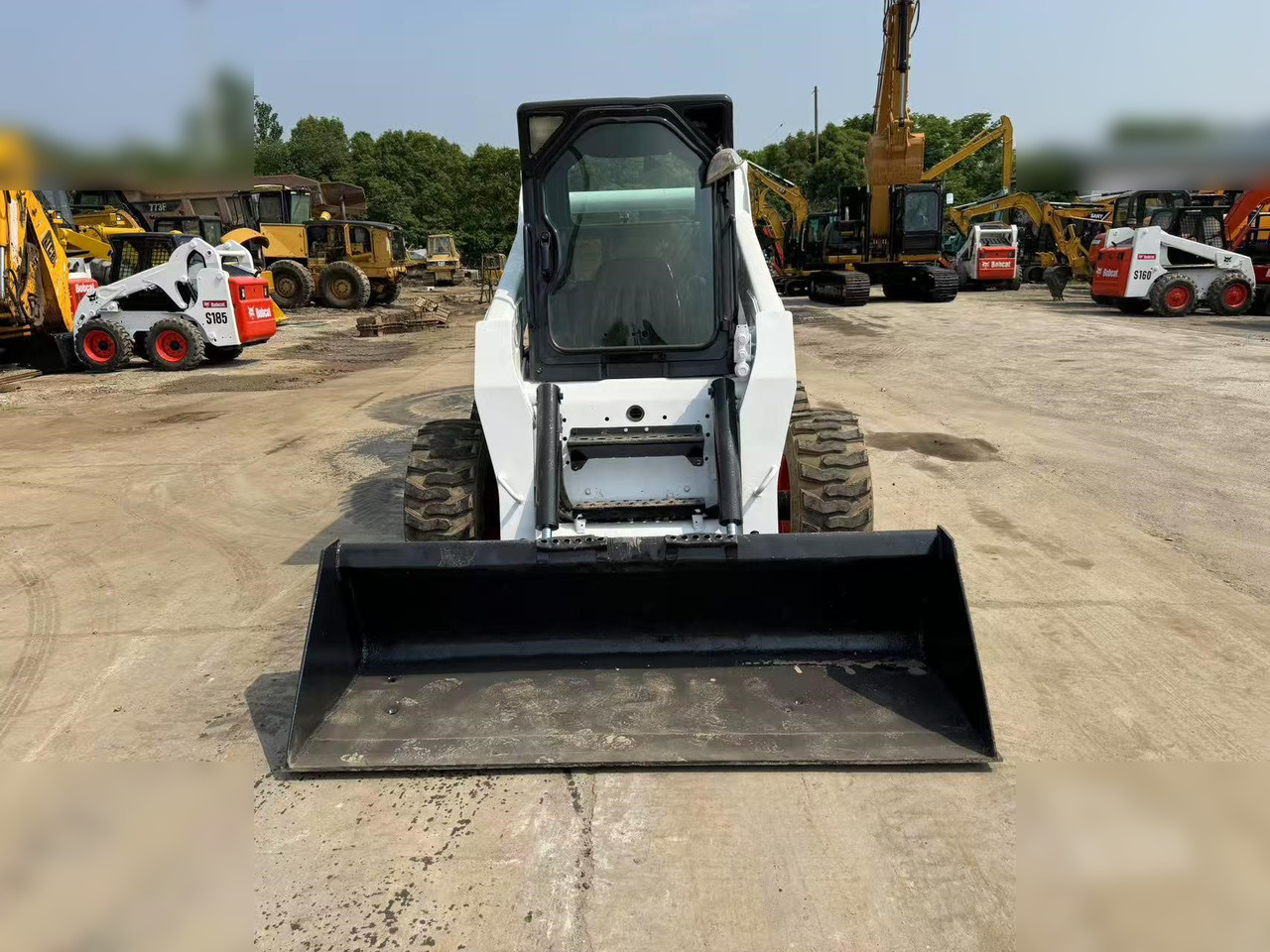 BOBCAT S300 - Mini homlokrakodó: 2 kép. BOBCAT S300 - Mini homlokrakodó: 2 kép.