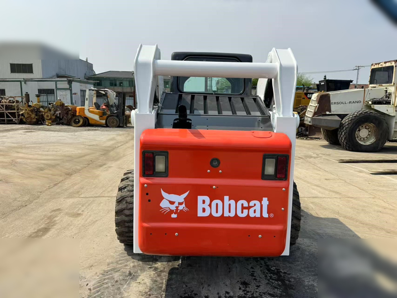 BOBCAT S300 - Mini homlokrakodó: 5 kép. BOBCAT S300 - Mini homlokrakodó: 5 kép.