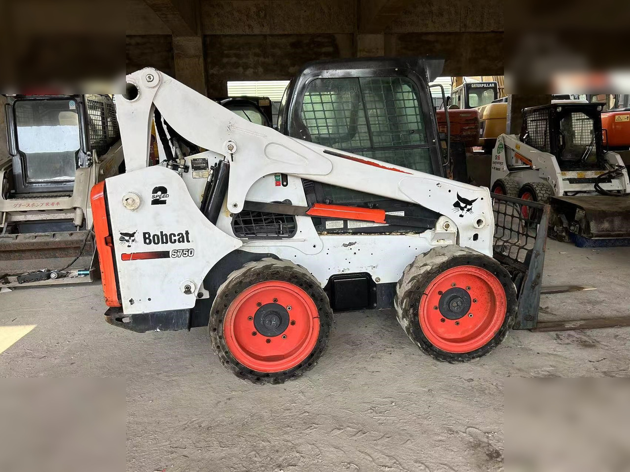BOBCAT S750 - Mini homlokrakodó: 1 kép. BOBCAT S750 - Mini homlokrakodó: 1 kép.
