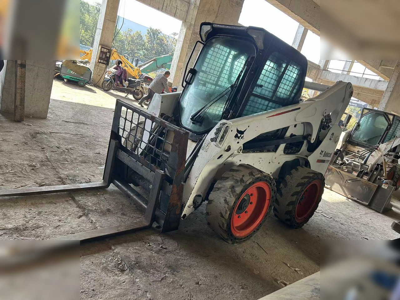 BOBCAT S750 - Mini homlokrakodó: 3 kép. BOBCAT S750 - Mini homlokrakodó: 3 kép.