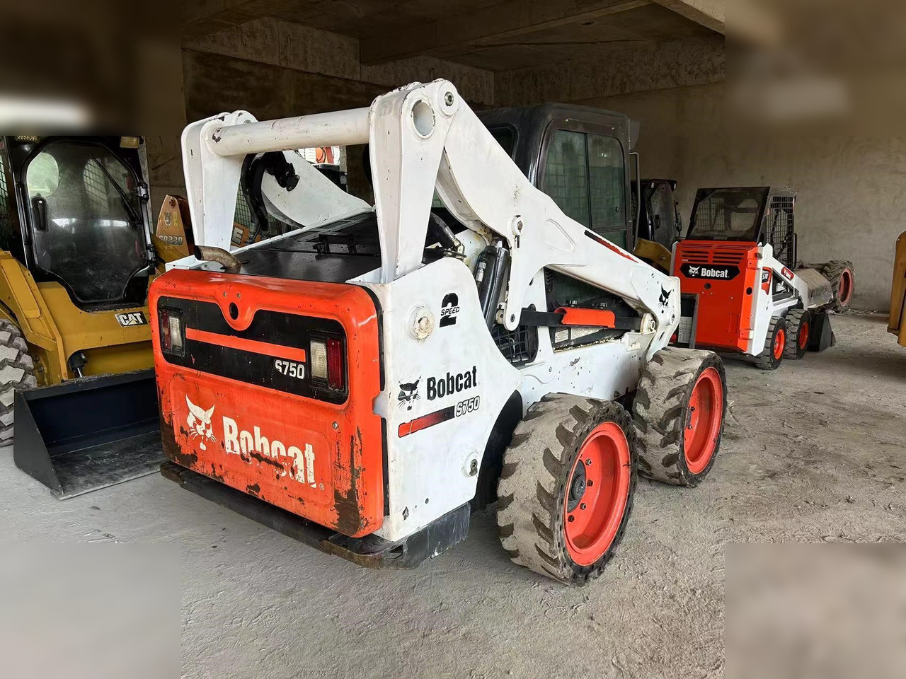 BOBCAT S750 - Mini homlokrakodó: 4 kép. BOBCAT S750 - Mini homlokrakodó: 4 kép.