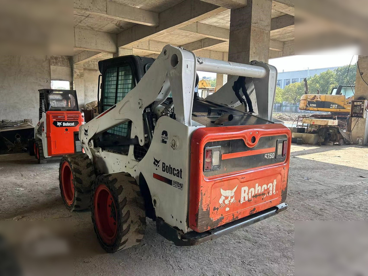 BOBCAT S750 - Mini homlokrakodó: 2 kép. BOBCAT S750 - Mini homlokrakodó: 2 kép.