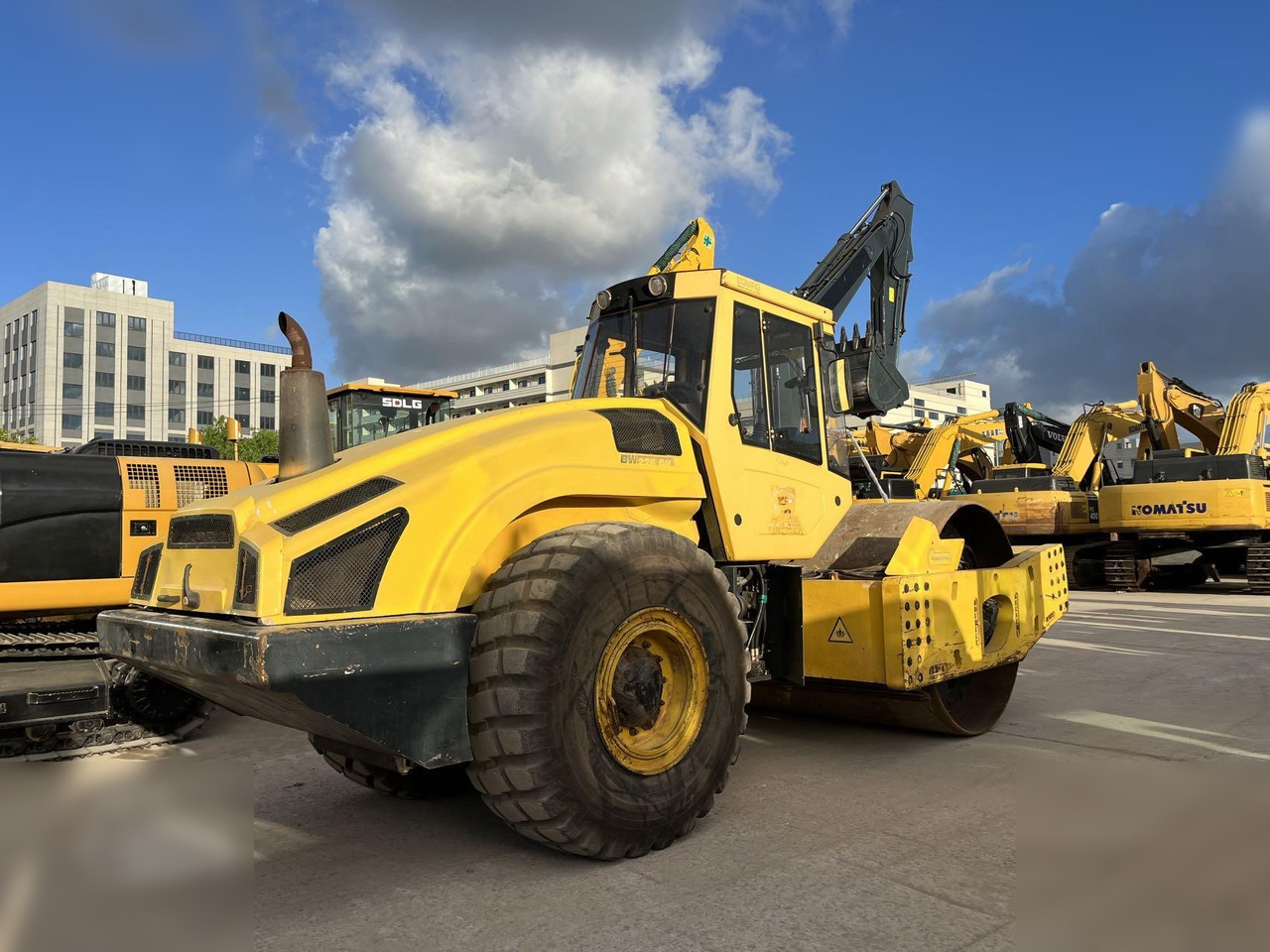 BOMAG BW226DH-4 - Henger: 2 kép. BOMAG BW226DH-4 - Henger: 2 kép.