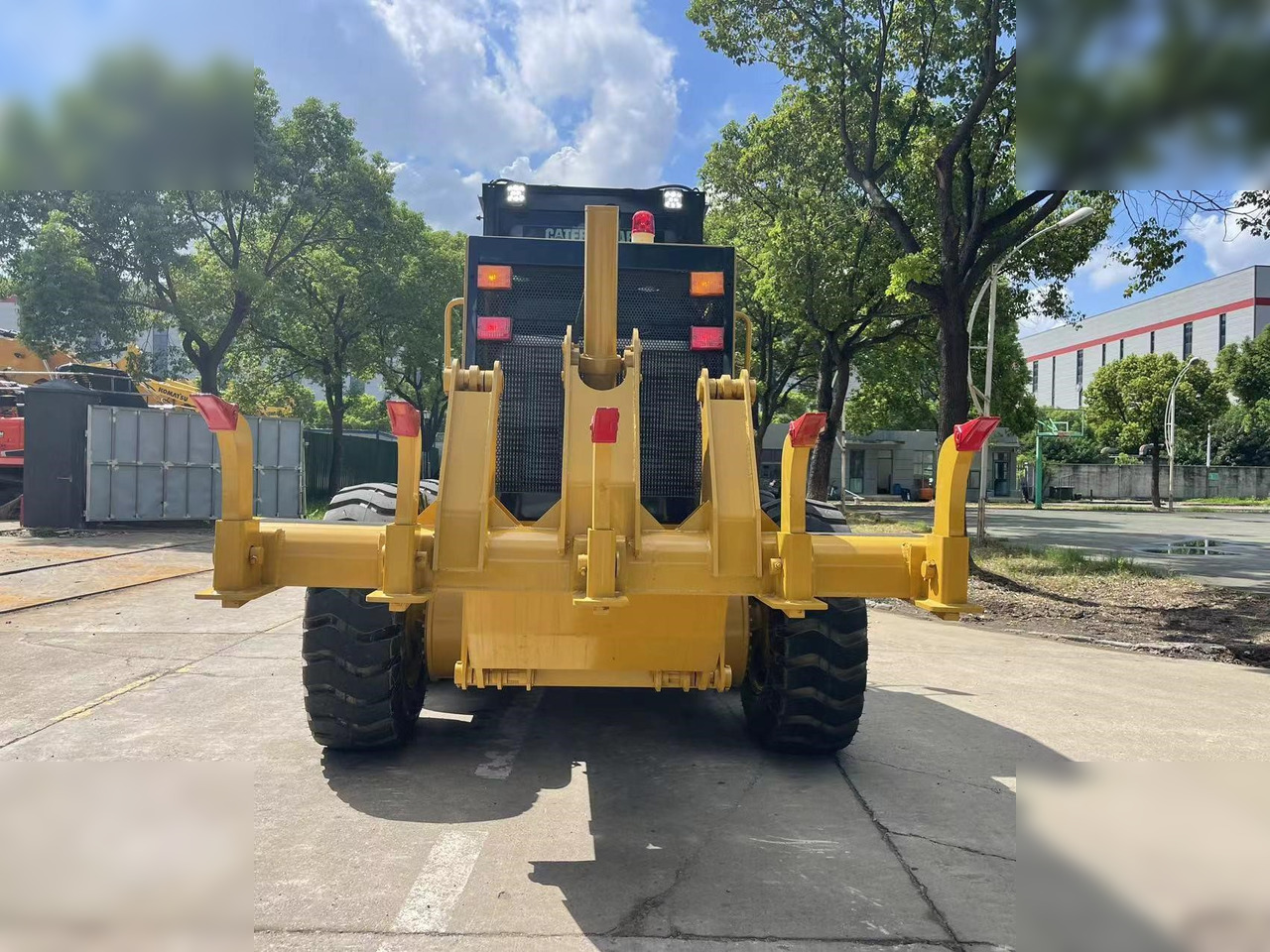 CATERPILLAR 140H - Gréder: 3 kép. CATERPILLAR 140H - Gréder: 3 kép.