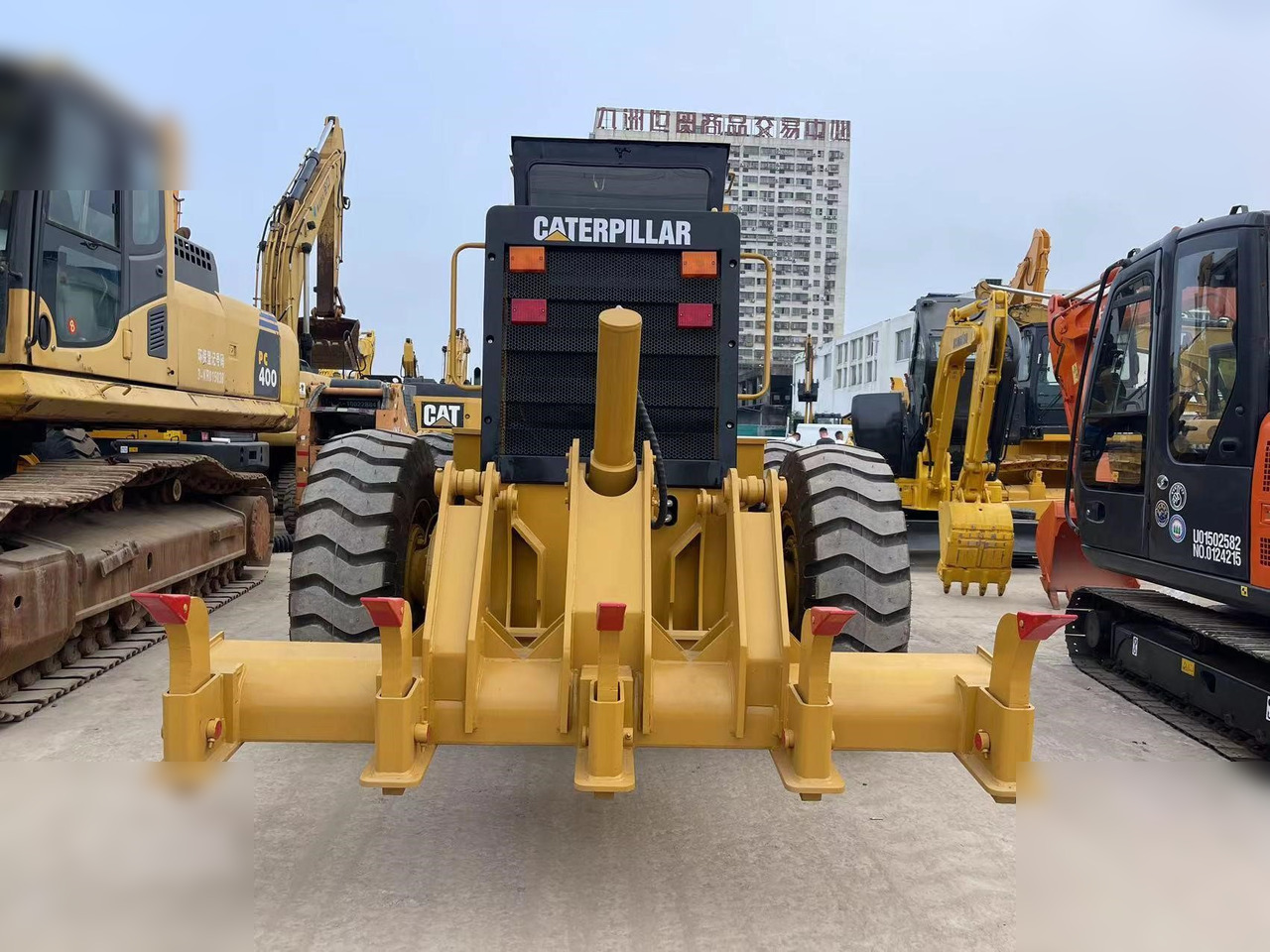 CATERPILLAR 140H - Gréder: 4 kép. CATERPILLAR 140H - Gréder: 4 kép.