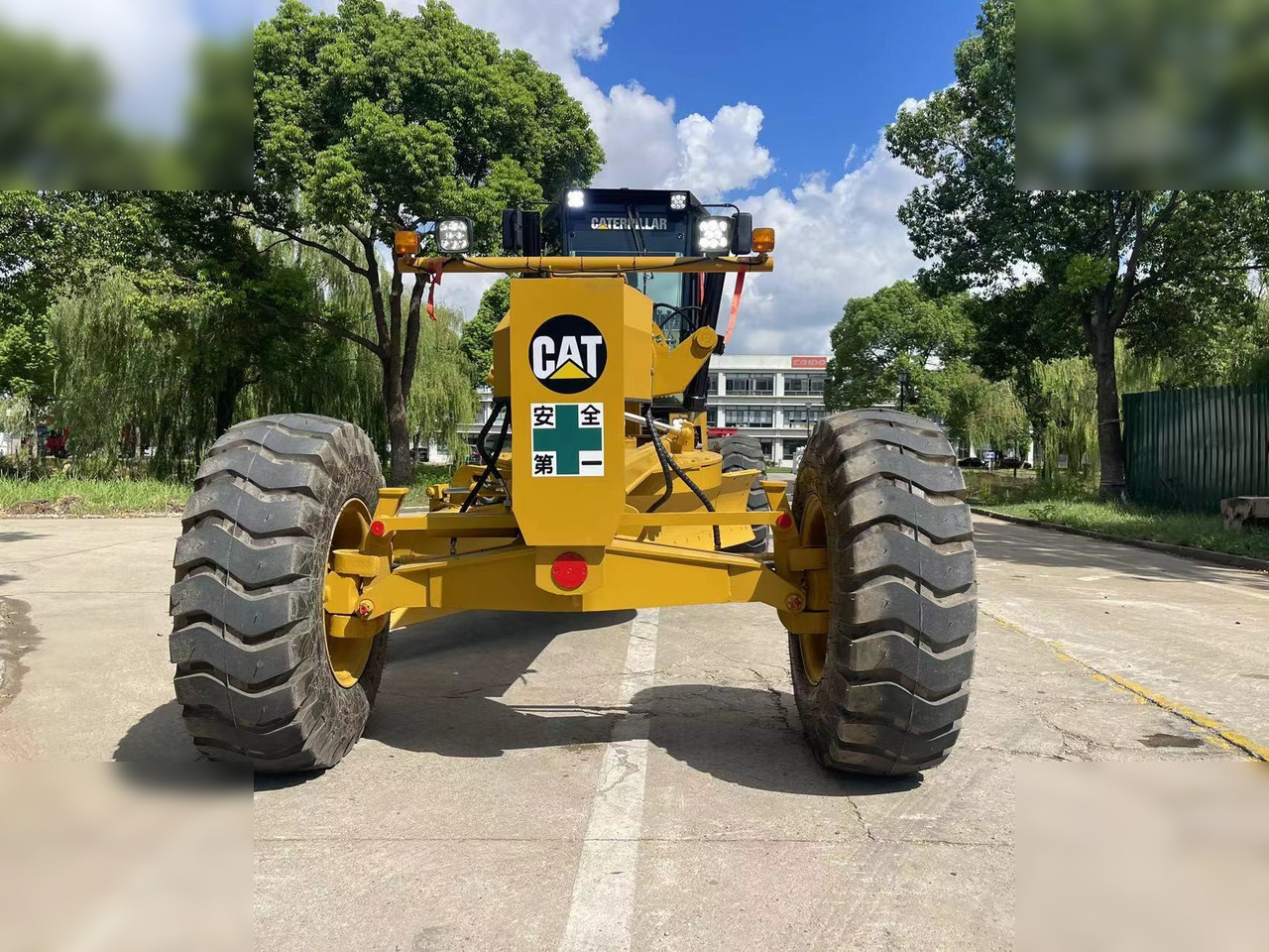 CATERPILLAR 140H - Gréder: 2 kép. CATERPILLAR 140H - Gréder: 2 kép.