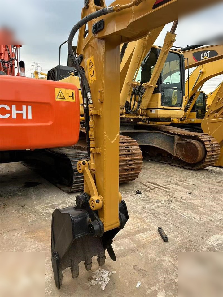CATERPILLAR 303C CR - Minikotró: 2 kép. CATERPILLAR 303C CR - Minikotró: 2 kép.